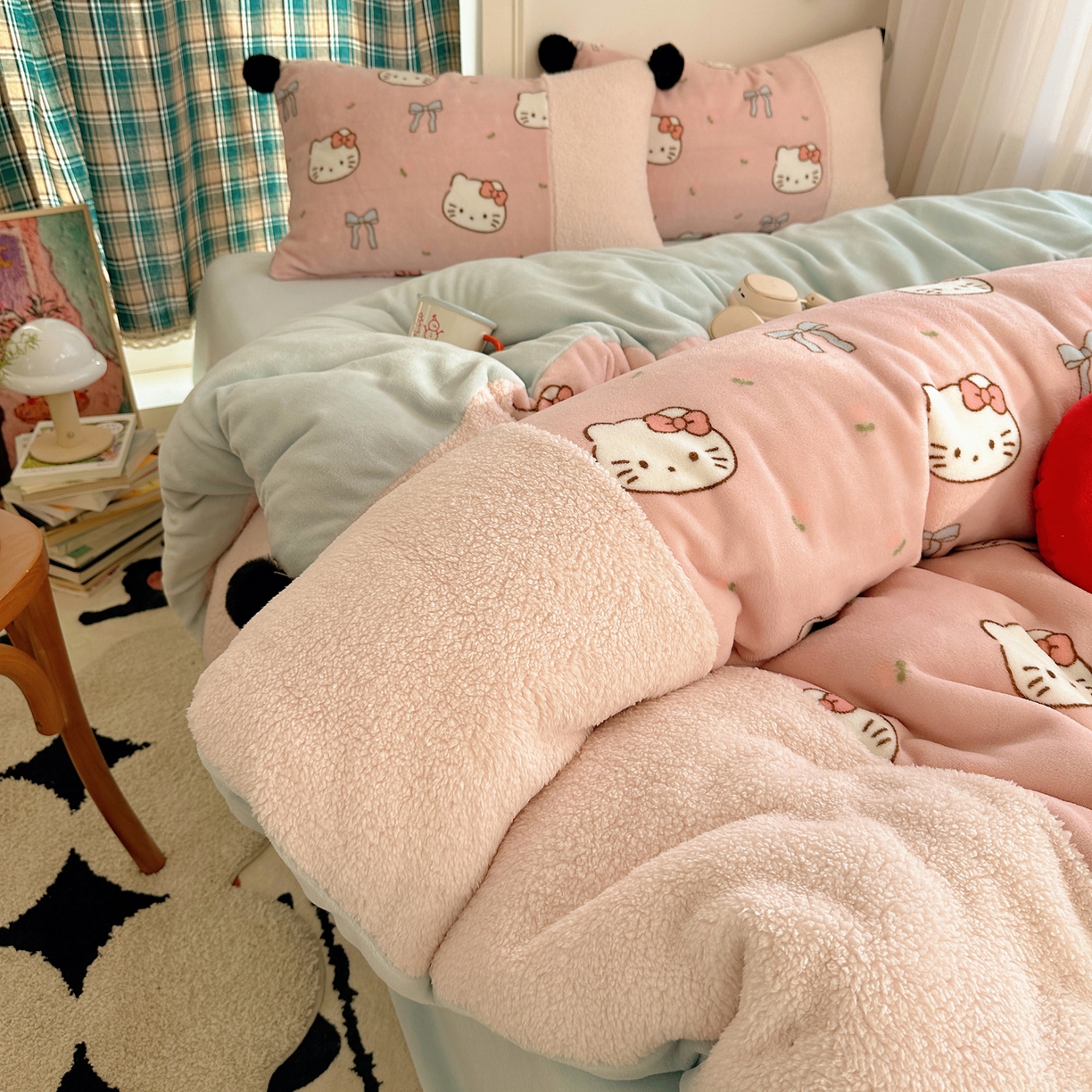 91家纺网 家纺一手货源 找家纺 （总）顾里家纺 2025新款甜风毛球羊羔拼接牛奶绒蝴蝶结花猫系列四件套