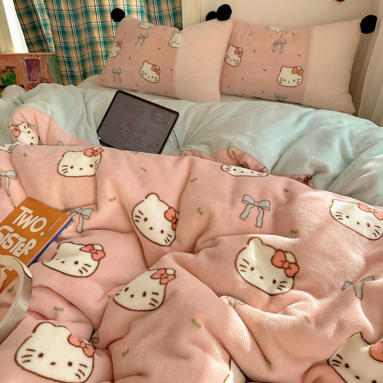 91家纺网 家纺一手货源 找家纺 （总）顾里家纺 2025新款甜风毛球羊羔拼接牛奶绒蝴蝶结花猫系列四件套