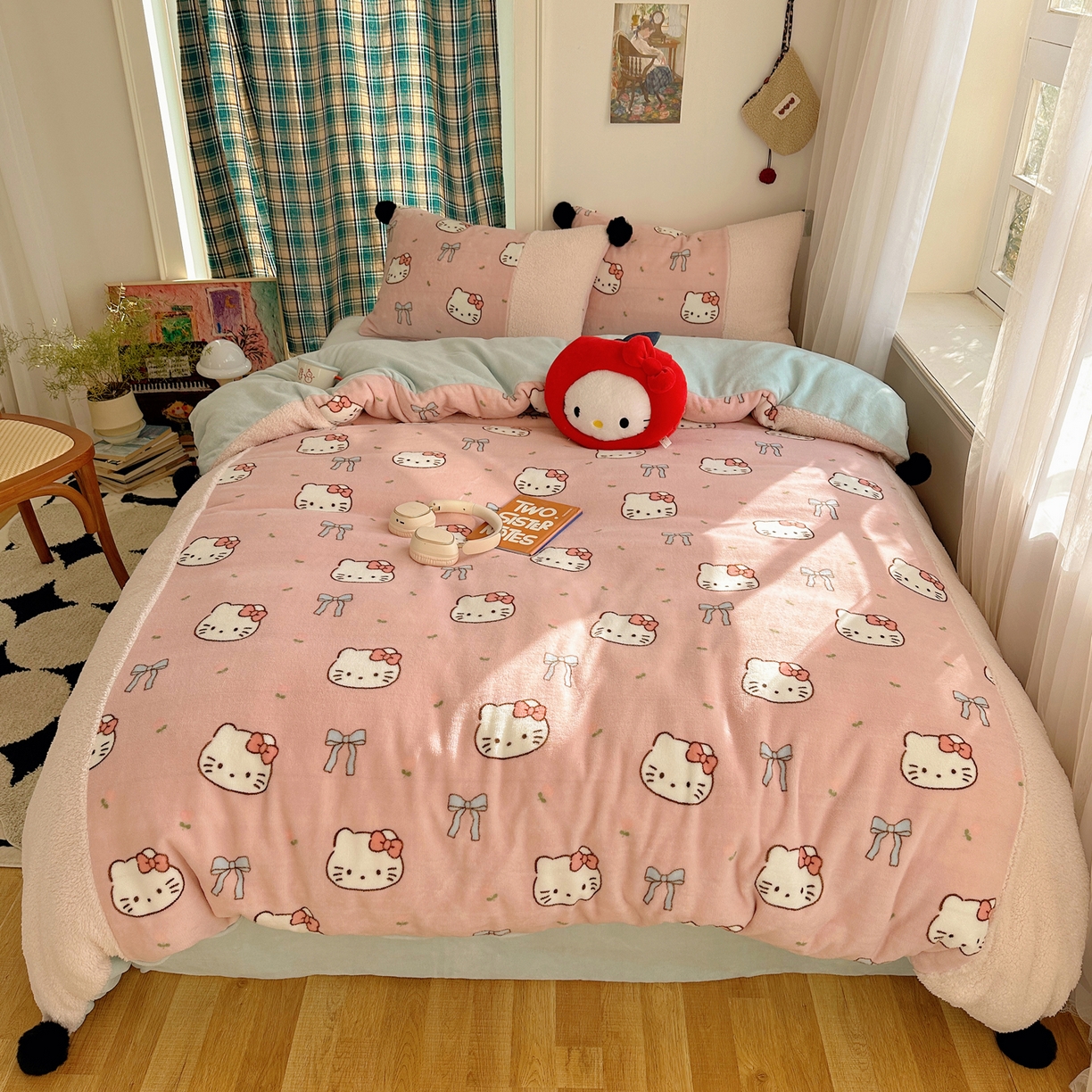 91家纺网 家纺一手货源 找家纺 顾里家纺 2025新款甜风毛球羊羔拼接牛奶绒蝴蝶结花猫系列四件套 花猫粉