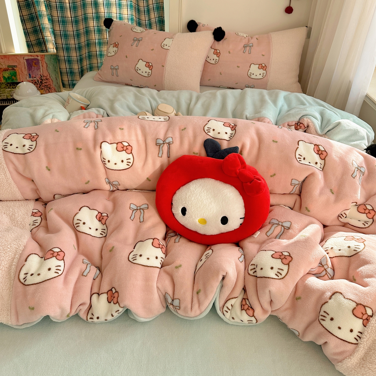 91家纺网 家纺一手货源 找家纺 顾里家纺 2025新款甜风毛球羊羔拼接牛奶绒蝴蝶结花猫系列四件套 花猫粉