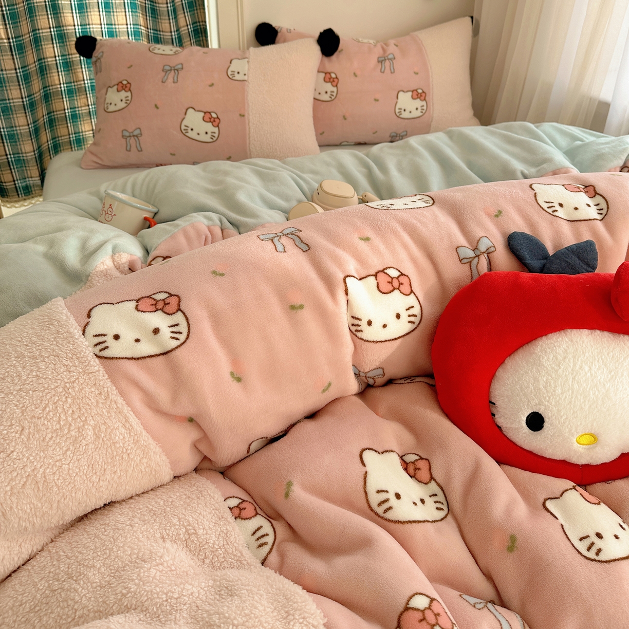 91家纺网 家纺一手货源 找家纺 顾里家纺 2025新款甜风毛球羊羔拼接牛奶绒蝴蝶结花猫系列四件套 花猫粉