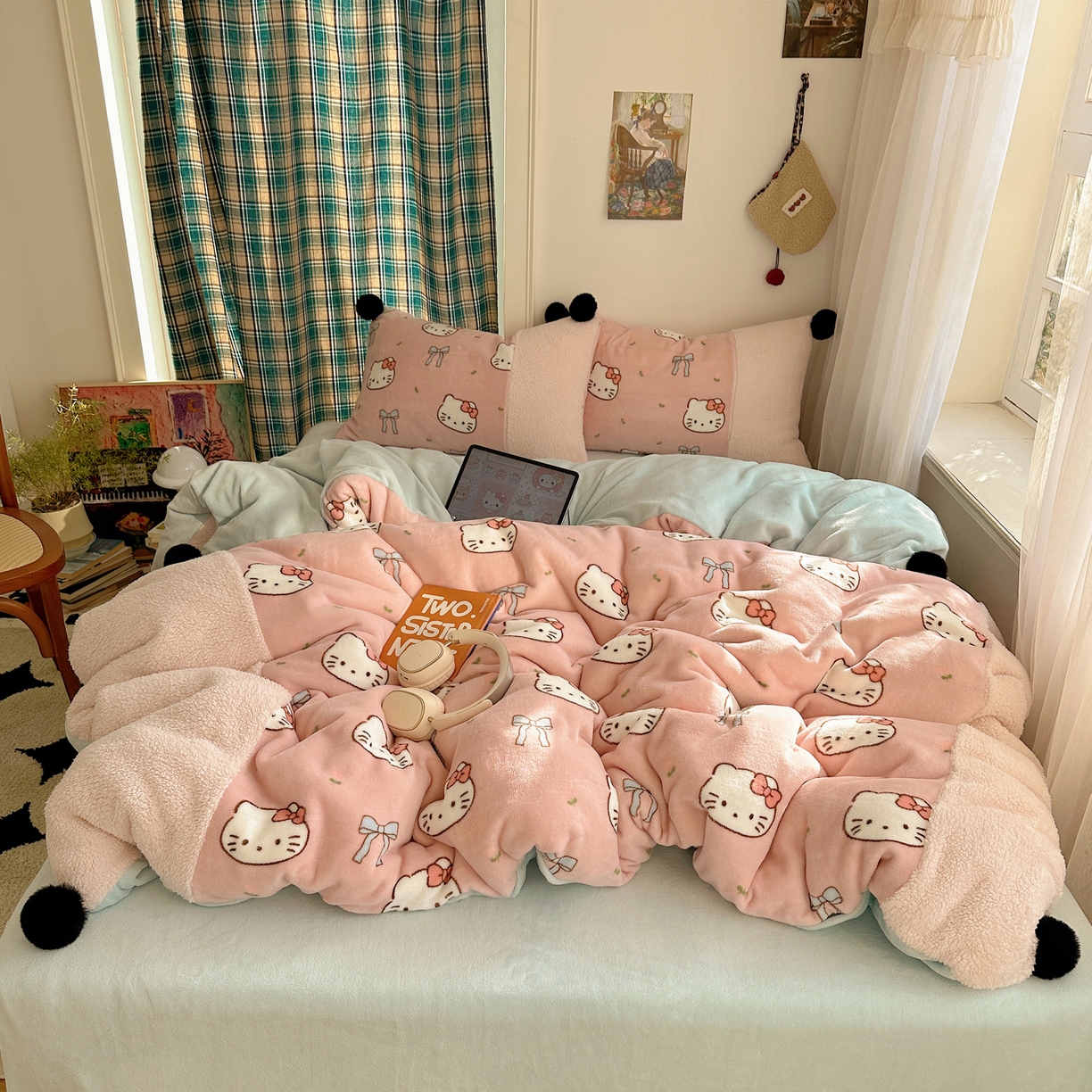 91家纺网 家纺一手货源 找家纺 顾里家纺 2025新款甜风毛球羊羔拼接牛奶绒蝴蝶结花猫系列四件套 花猫粉