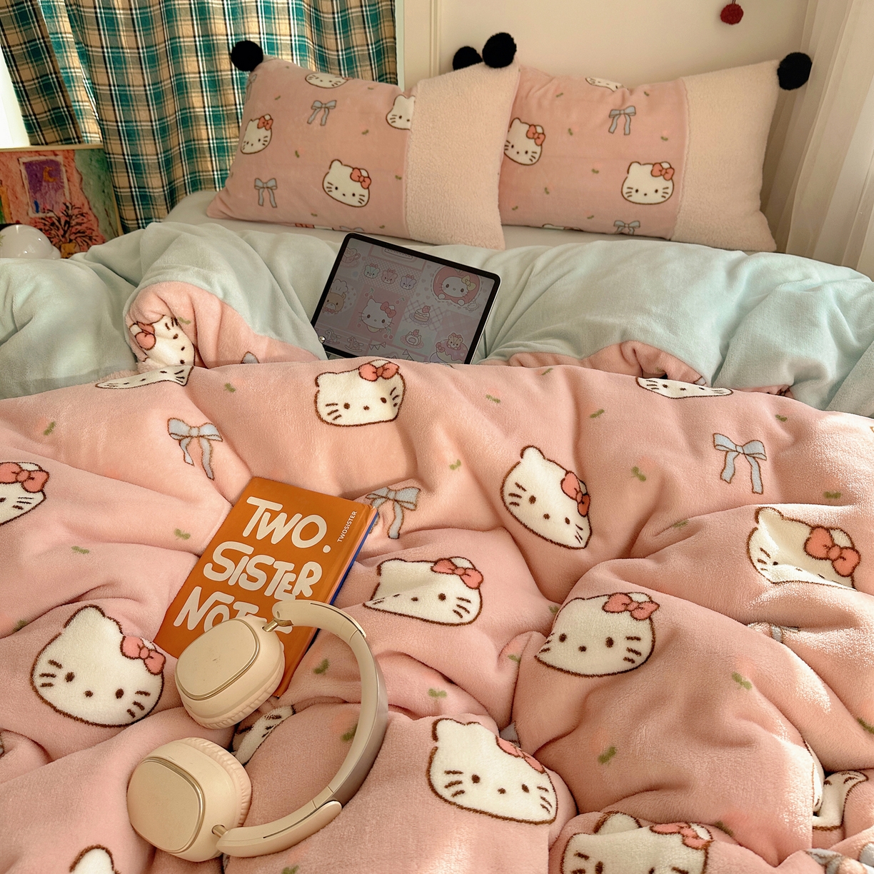 91家纺网 家纺一手货源 找家纺 顾里家纺 2025新款甜风毛球羊羔拼接牛奶绒蝴蝶结花猫系列四件套 花猫粉