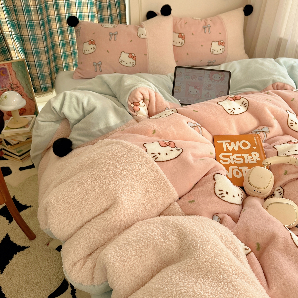 91家纺网 家纺一手货源 找家纺 顾里家纺 2025新款甜风毛球羊羔拼接牛奶绒蝴蝶结花猫系列四件套 花猫粉