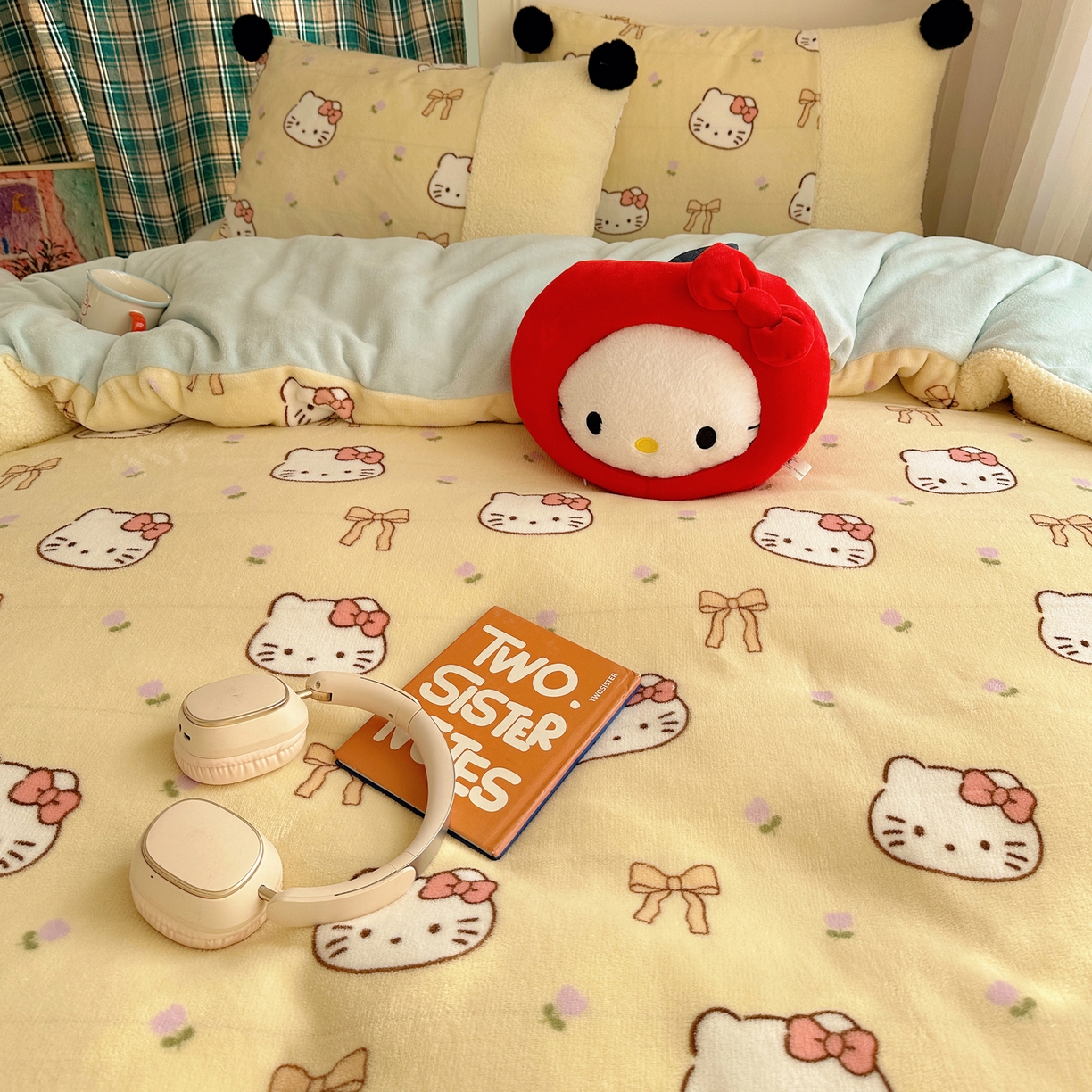 91家纺网 家纺一手货源 找家纺 顾里家纺 2025新款甜风毛球羊羔拼接牛奶绒蝴蝶结花猫系列四件套 花猫黄