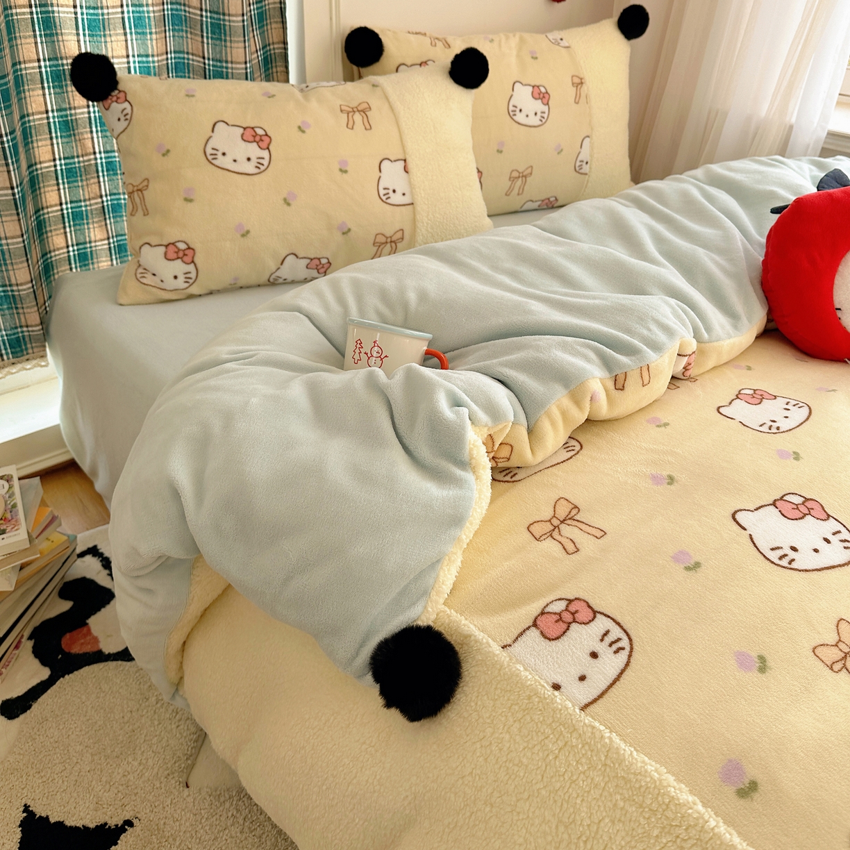 91家纺网 家纺一手货源 找家纺 顾里家纺 2025新款甜风毛球羊羔拼接牛奶绒蝴蝶结花猫系列四件套 花猫黄