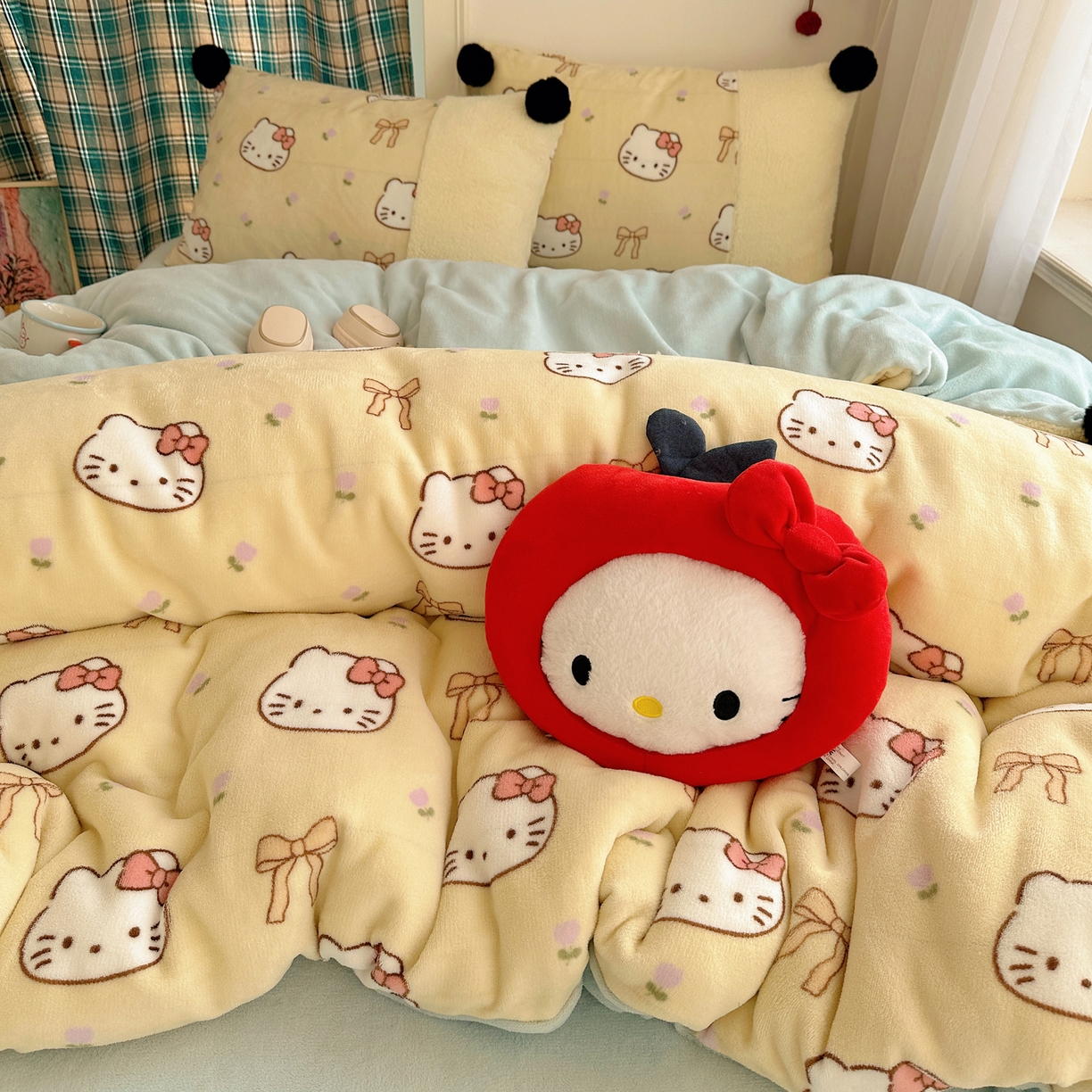 91家纺网 家纺一手货源 找家纺 顾里家纺 2025新款甜风毛球羊羔拼接牛奶绒蝴蝶结花猫系列四件套 花猫黄