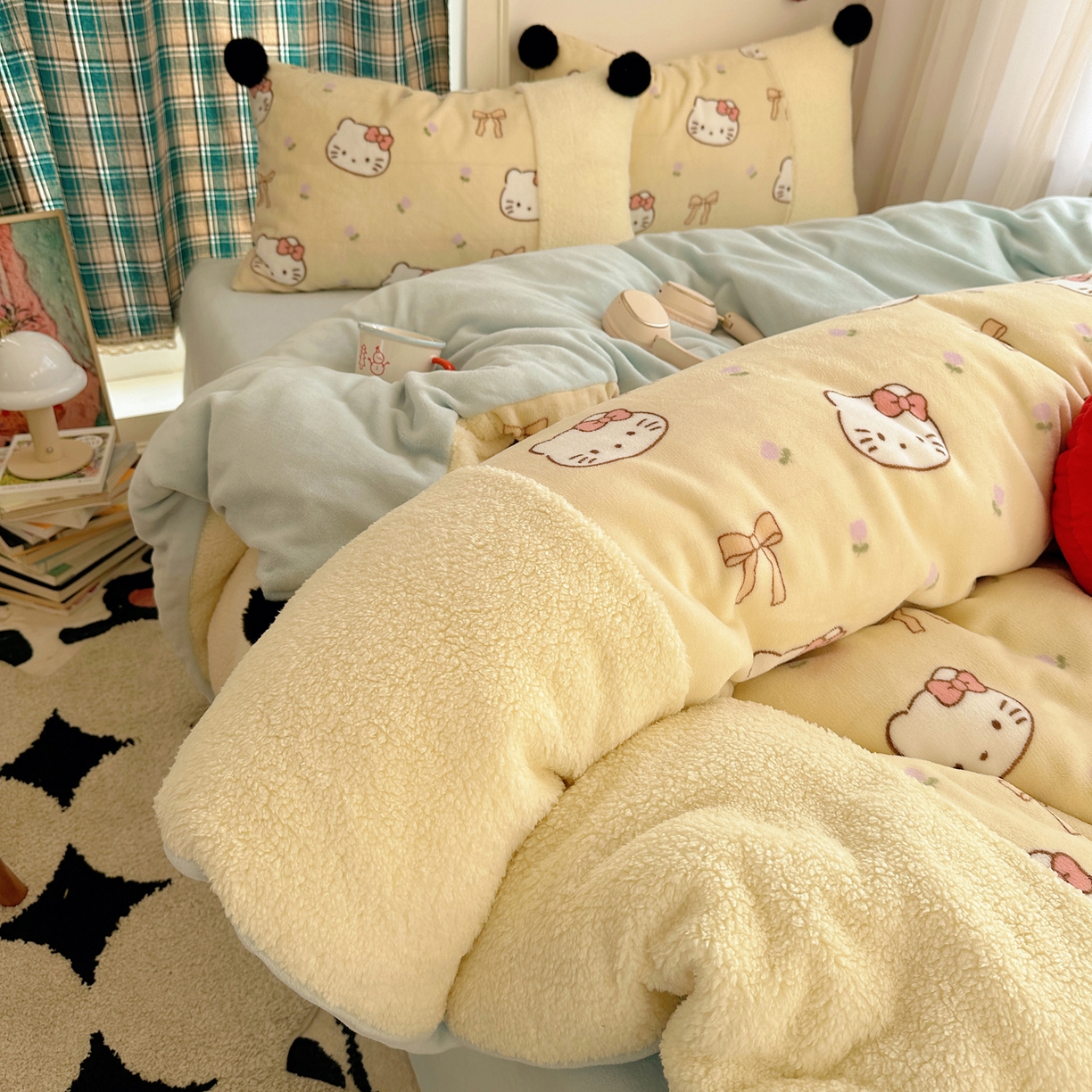 91家纺网 家纺一手货源 找家纺 顾里家纺 2025新款甜风毛球羊羔拼接牛奶绒蝴蝶结花猫系列四件套 花猫黄