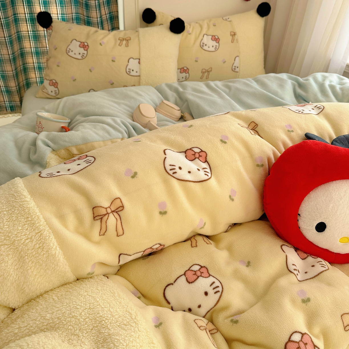 91家纺网 家纺一手货源 找家纺 顾里家纺 2025新款甜风毛球羊羔拼接牛奶绒蝴蝶结花猫系列四件套 花猫黄