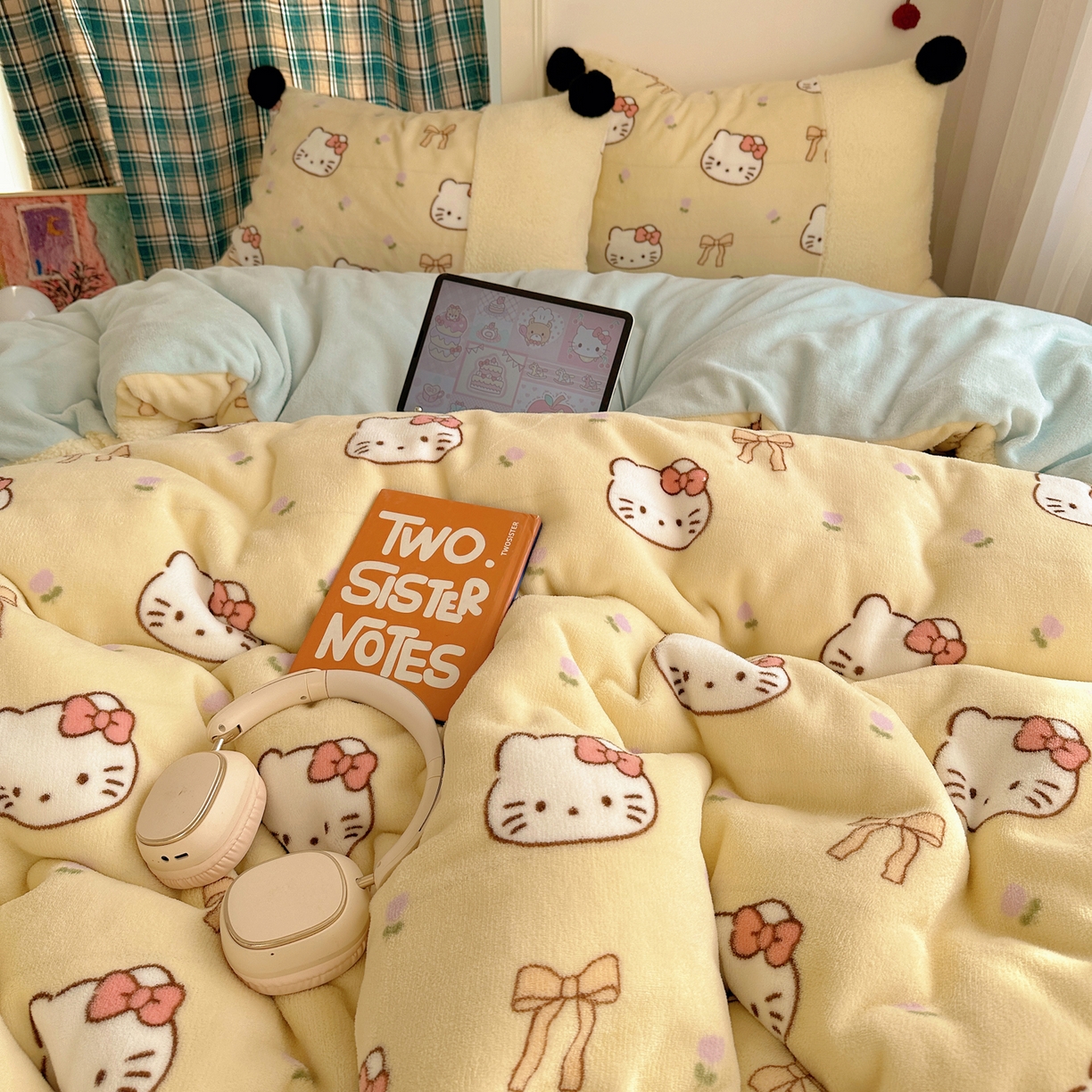 91家纺网 家纺一手货源 找家纺 顾里家纺 2025新款甜风毛球羊羔拼接牛奶绒蝴蝶结花猫系列四件套 花猫黄