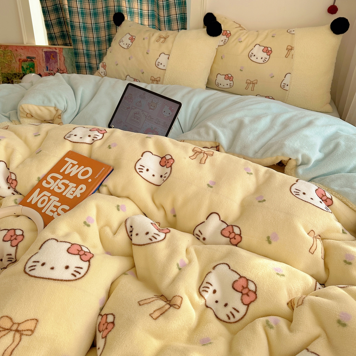 91家纺网 家纺一手货源 找家纺 顾里家纺 2025新款甜风毛球羊羔拼接牛奶绒蝴蝶结花猫系列四件套 花猫黄