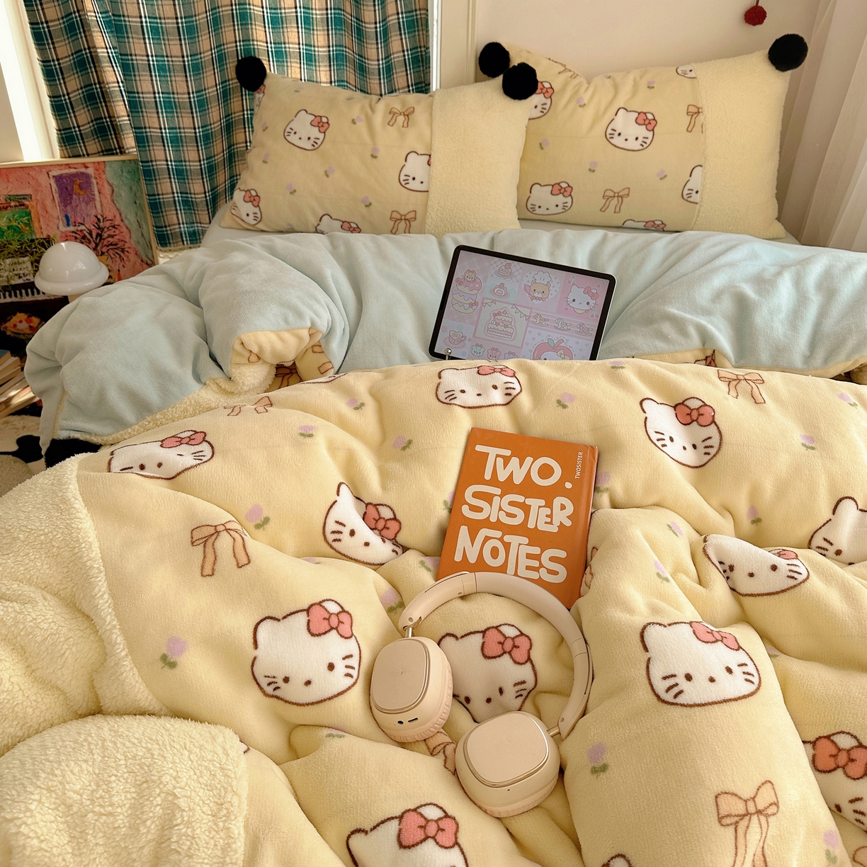 91家纺网 家纺一手货源 找家纺 顾里家纺 2025新款甜风毛球羊羔拼接牛奶绒蝴蝶结花猫系列四件套 花猫黄