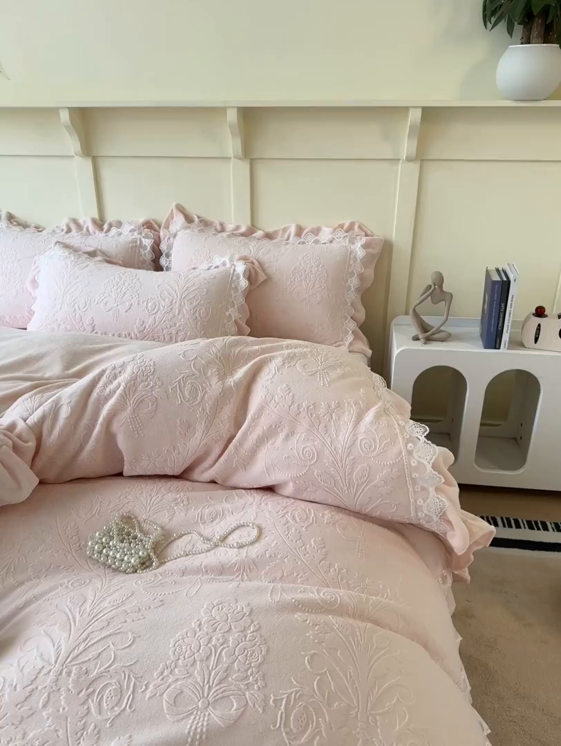 91家纺网 家纺一手货源 找家纺 （总）小主驾到 2025新款高克重雕花牛奶绒花边款床单床盖款四件套
