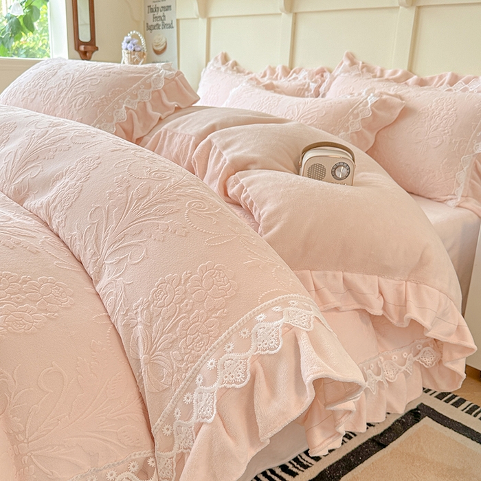 91家纺网 家纺一手货源 找家纺 （总）小主驾到 2025新款高克重雕花牛奶绒花边款床单床盖款四件套