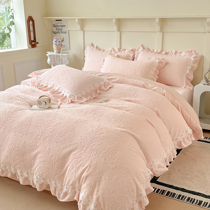 91家纺网 家纺一手货源 找家纺 （总）小主驾到 2025新款高克重雕花牛奶绒花边款床单床盖款四件套