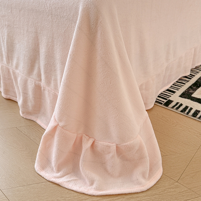 91家纺网 家纺一手货源 找家纺 （总）小主驾到 2025新款高克重雕花牛奶绒花边款床单床盖款四件套