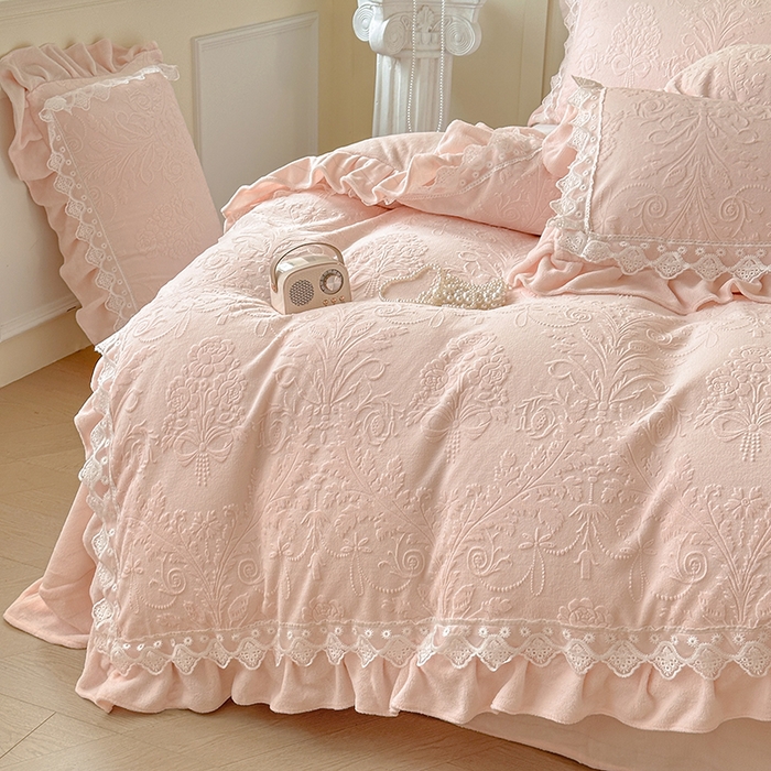 91家纺网 家纺一手货源 找家纺 （总）小主驾到 2025新款高克重雕花牛奶绒花边款床单床盖款四件套