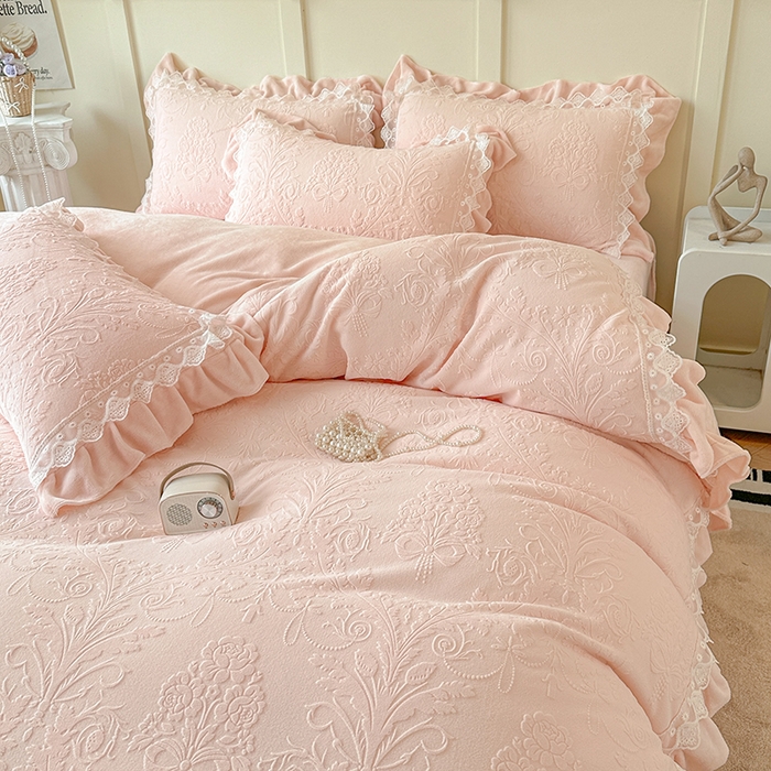 91家纺网 家纺一手货源 找家纺 （总）小主驾到 2025新款高克重雕花牛奶绒花边款床单床盖款四件套