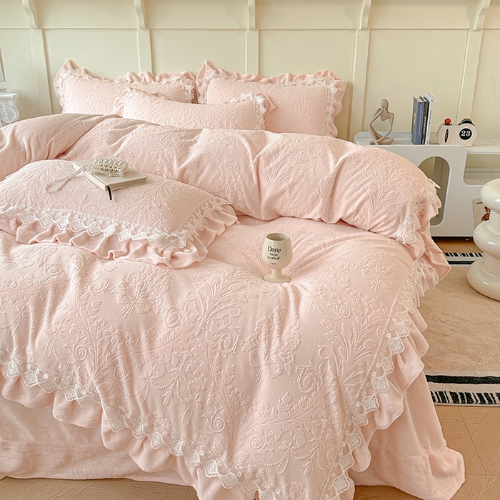 91家纺网 家纺一手货源 找家纺 （总）小主驾到 2025新款高克重雕花牛奶绒花边款床单床盖款四件套