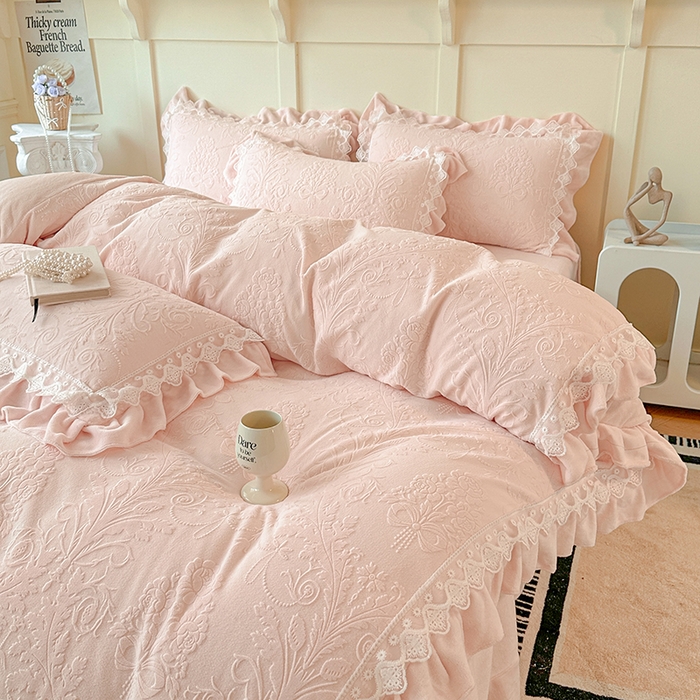 91家纺网 家纺一手货源 找家纺 （总）小主驾到 2025新款高克重雕花牛奶绒花边款床单床盖款四件套