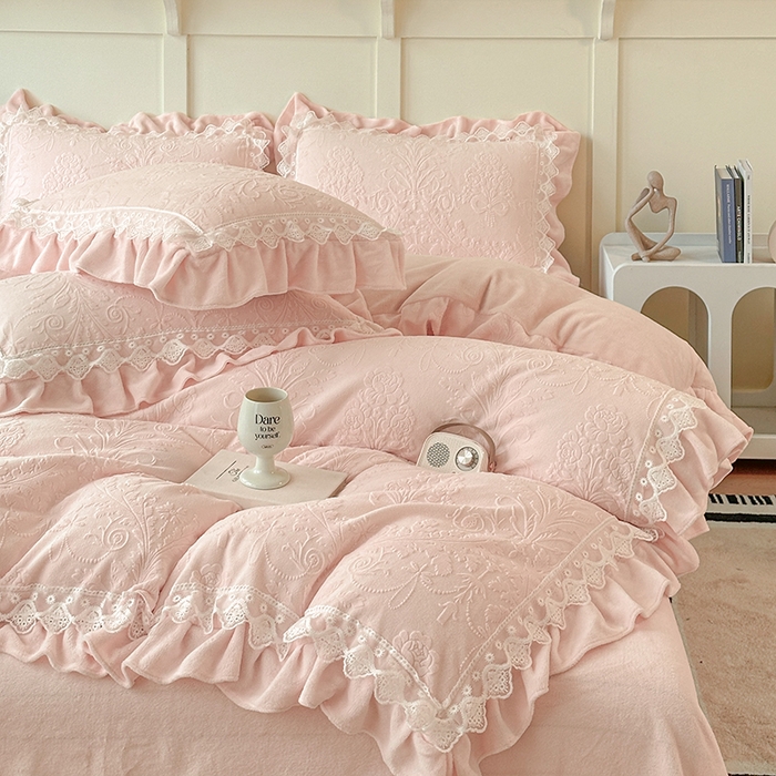 91家纺网 家纺一手货源 找家纺 （总）小主驾到 2025新款高克重雕花牛奶绒花边款床单床盖款四件套