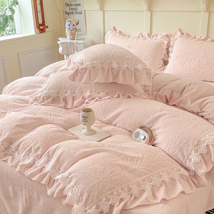 91家纺网 家纺一手货源 找家纺 （总）小主驾到 2025新款高克重雕花牛奶绒花边款床单床盖款四件套