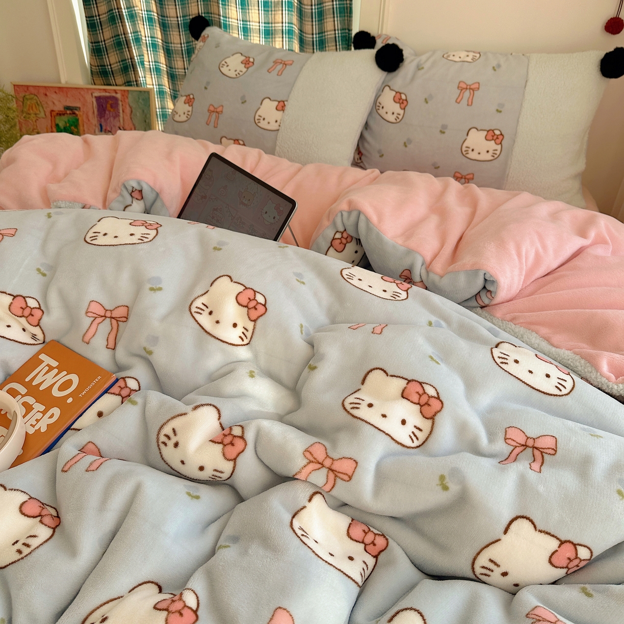 91家纺网 家纺一手货源 找家纺 顾里家纺 2025新款甜风毛球羊羔拼接牛奶绒蝴蝶结花猫系列四件套 花猫蓝