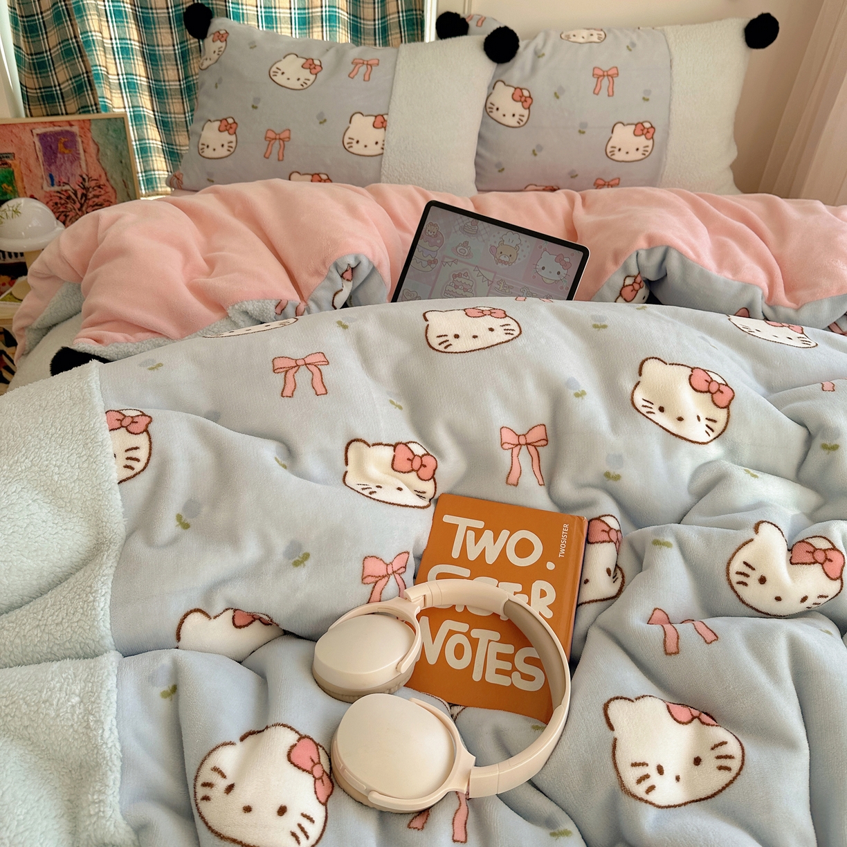 91家纺网 家纺一手货源 找家纺 顾里家纺 2025新款甜风毛球羊羔拼接牛奶绒蝴蝶结花猫系列四件套 花猫蓝