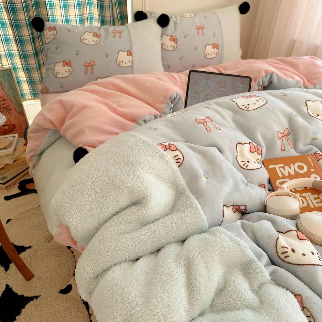 91家纺网 家纺一手货源 找家纺 顾里家纺 2025新款甜风毛球羊羔拼接牛奶绒蝴蝶结花猫系列四件套 花猫蓝