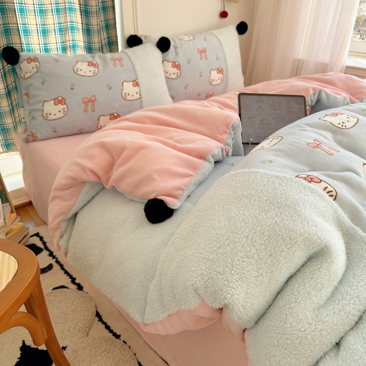 91家纺网 家纺一手货源 找家纺 顾里家纺 2025新款甜风毛球羊羔拼接牛奶绒蝴蝶结花猫系列四件套 花猫蓝