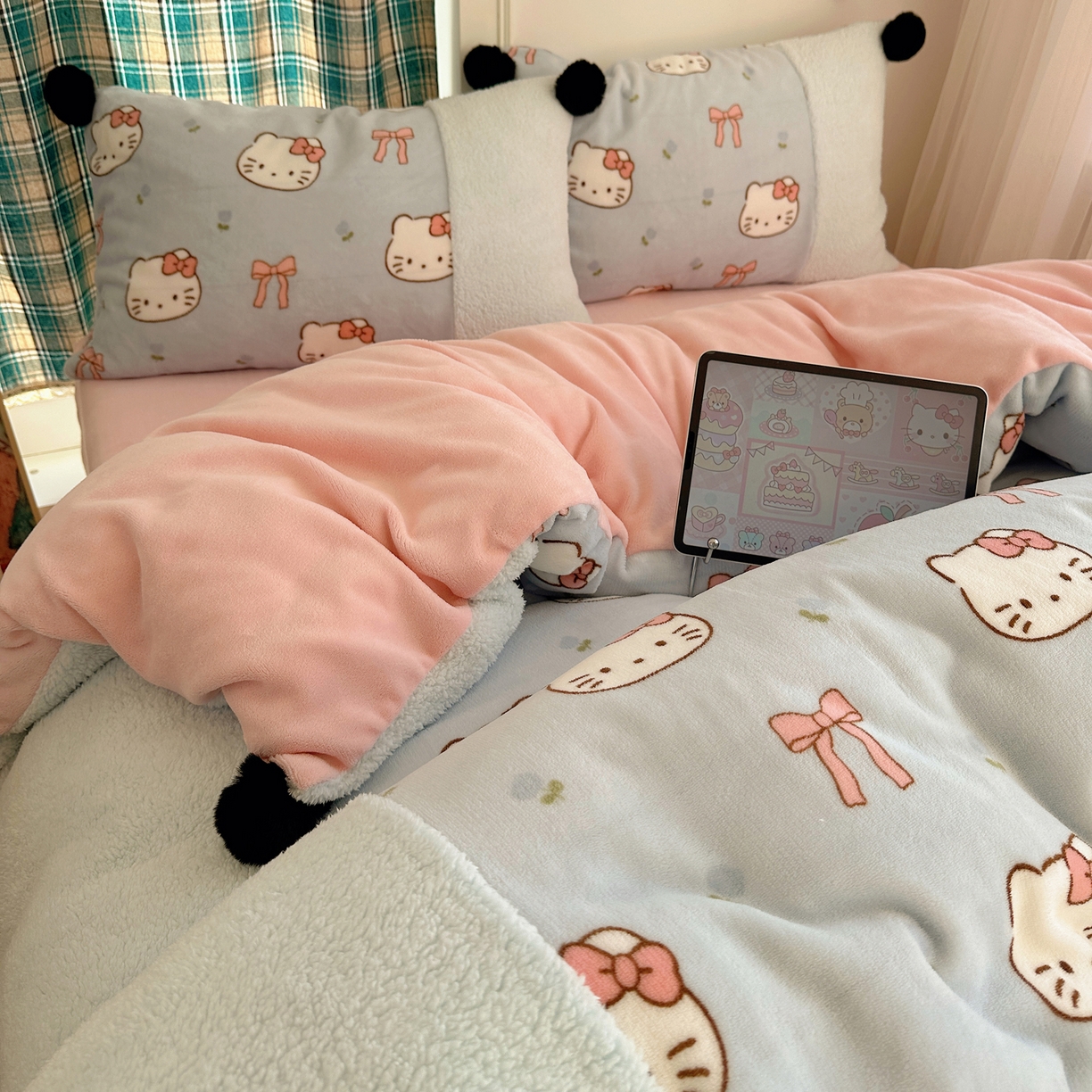 91家纺网 家纺一手货源 找家纺 顾里家纺 2025新款甜风毛球羊羔拼接牛奶绒蝴蝶结花猫系列四件套 花猫蓝