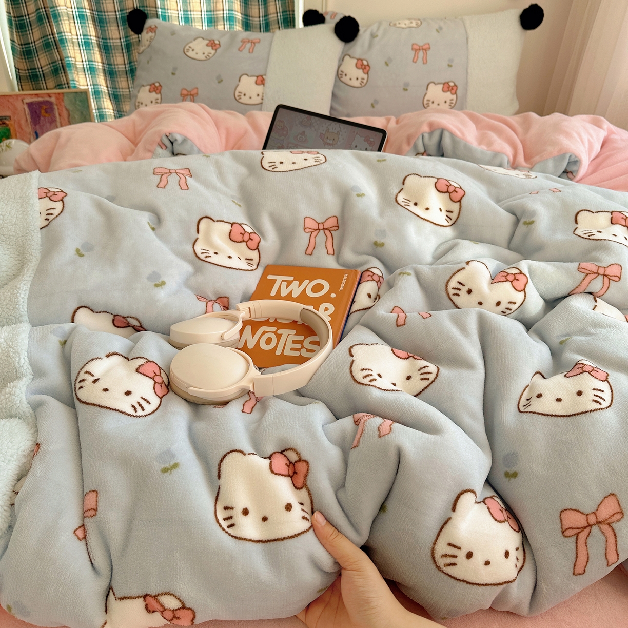 91家纺网 家纺一手货源 找家纺 顾里家纺 2025新款甜风毛球羊羔拼接牛奶绒蝴蝶结花猫系列四件套 花猫蓝