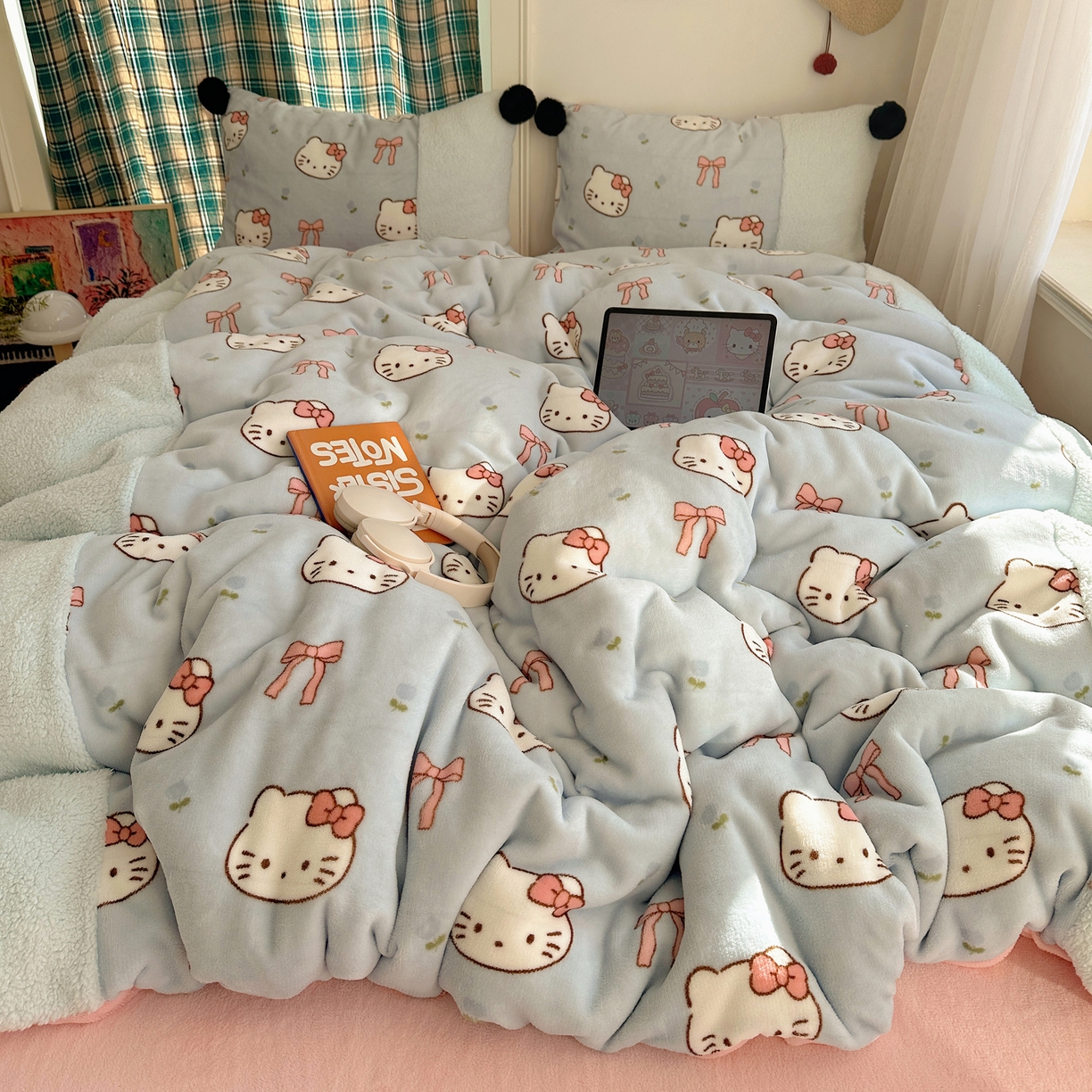 91家纺网 家纺一手货源 找家纺 顾里家纺 2025新款甜风毛球羊羔拼接牛奶绒蝴蝶结花猫系列四件套 花猫蓝