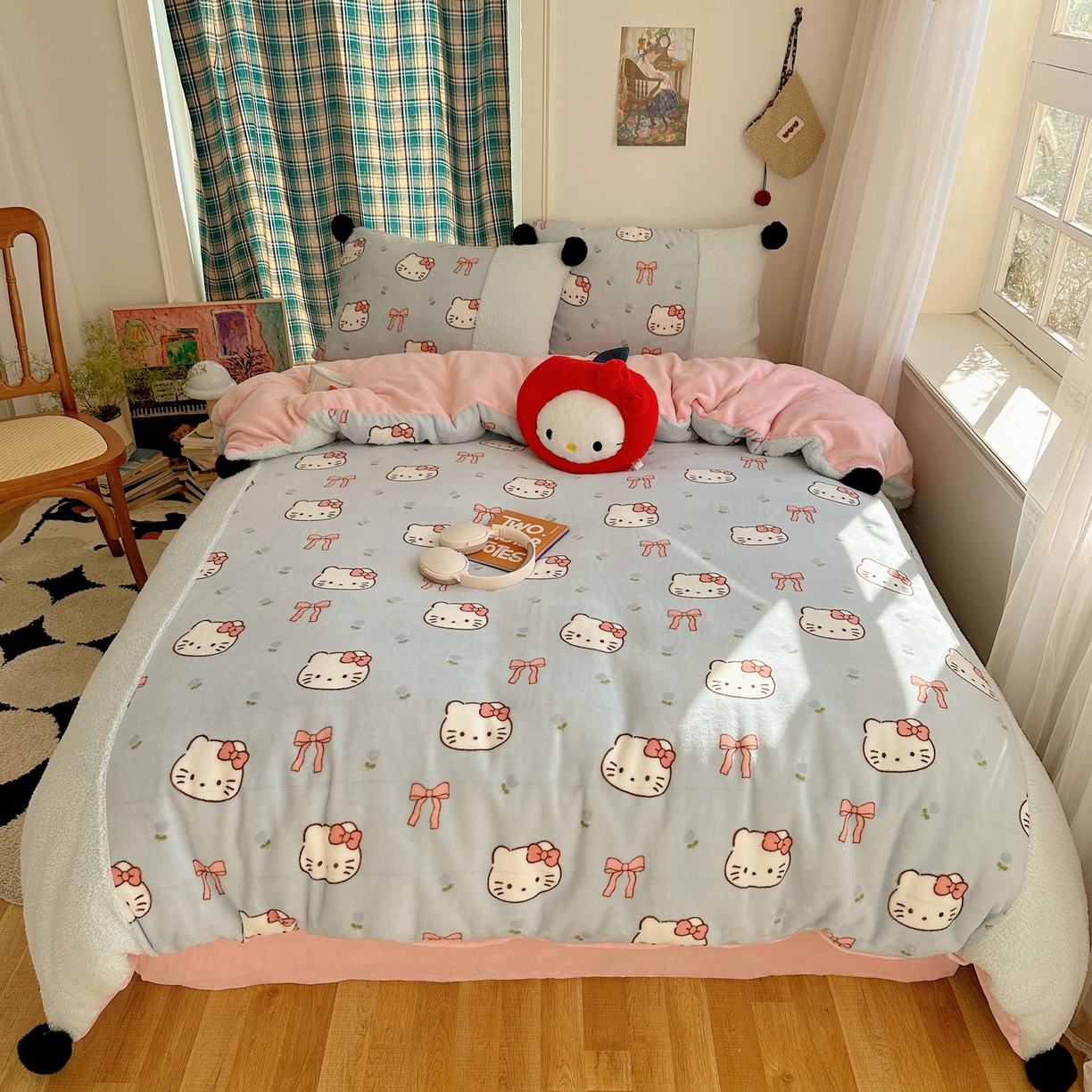 91家纺网 家纺一手货源 找家纺 顾里家纺 2025新款甜风毛球羊羔拼接牛奶绒蝴蝶结花猫系列四件套 花猫蓝