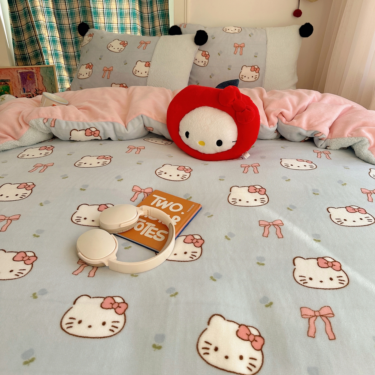 91家纺网 家纺一手货源 找家纺 顾里家纺 2025新款甜风毛球羊羔拼接牛奶绒蝴蝶结花猫系列四件套 花猫蓝