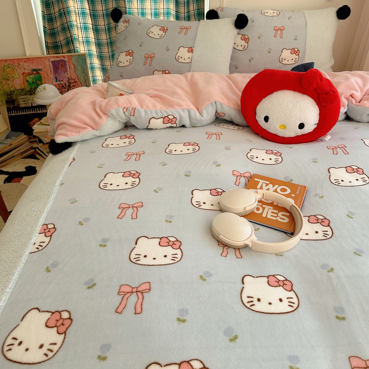 91家纺网 家纺一手货源 找家纺 顾里家纺 2025新款甜风毛球羊羔拼接牛奶绒蝴蝶结花猫系列四件套 花猫蓝