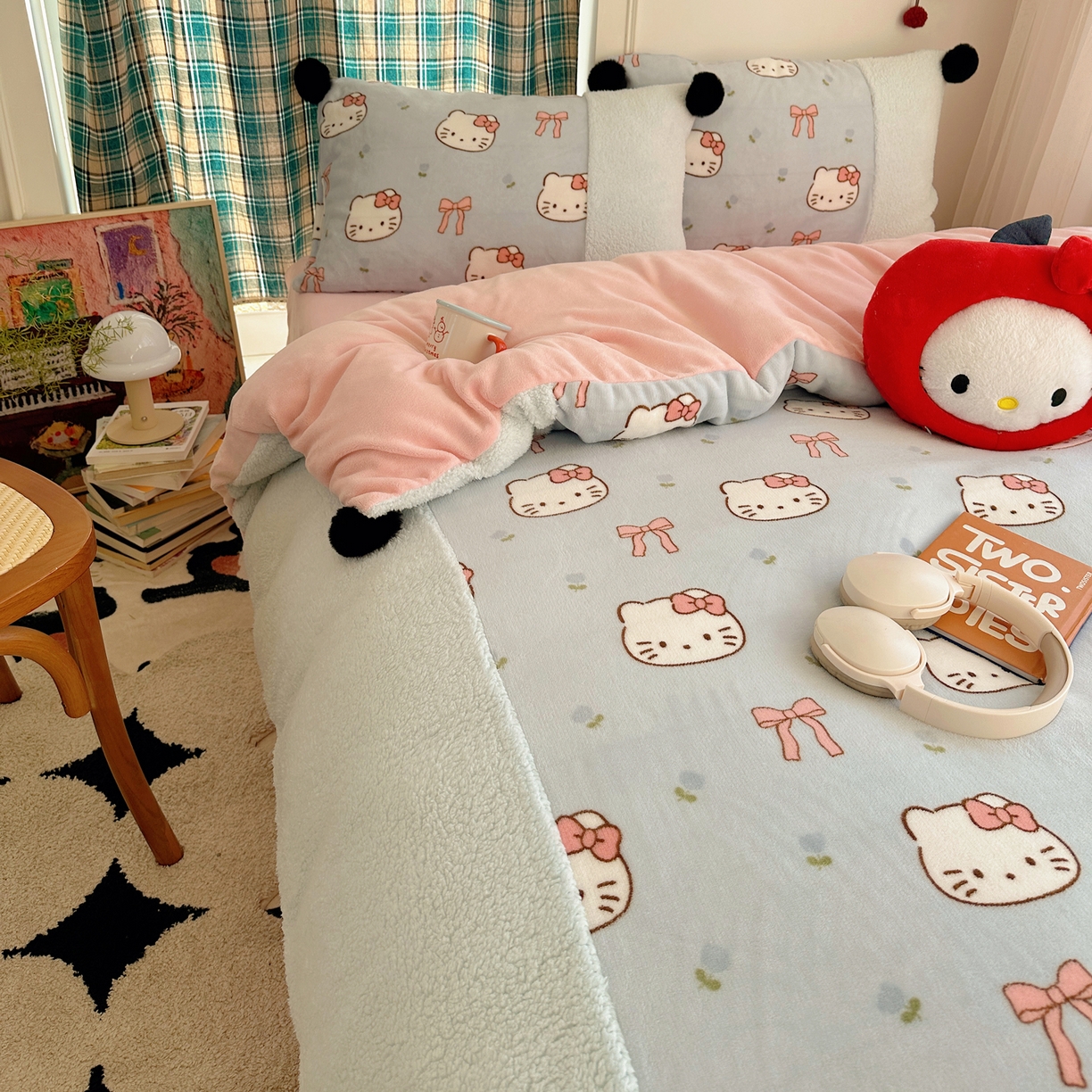 91家纺网 家纺一手货源 找家纺 顾里家纺 2025新款甜风毛球羊羔拼接牛奶绒蝴蝶结花猫系列四件套 花猫蓝