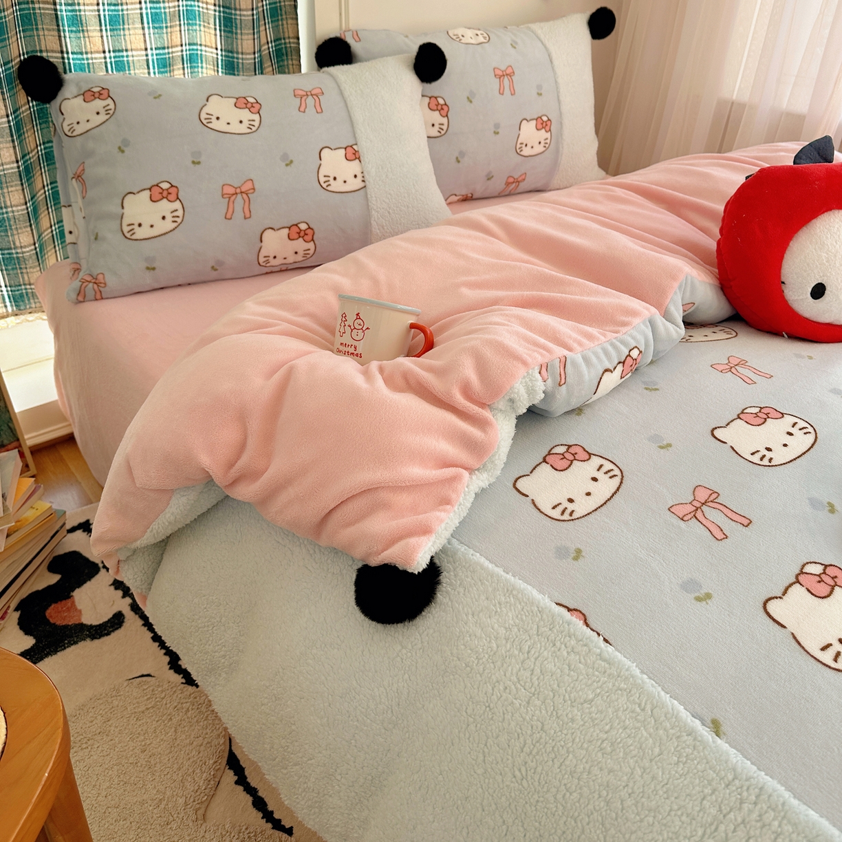 91家纺网 家纺一手货源 找家纺 顾里家纺 2025新款甜风毛球羊羔拼接牛奶绒蝴蝶结花猫系列四件套 花猫蓝