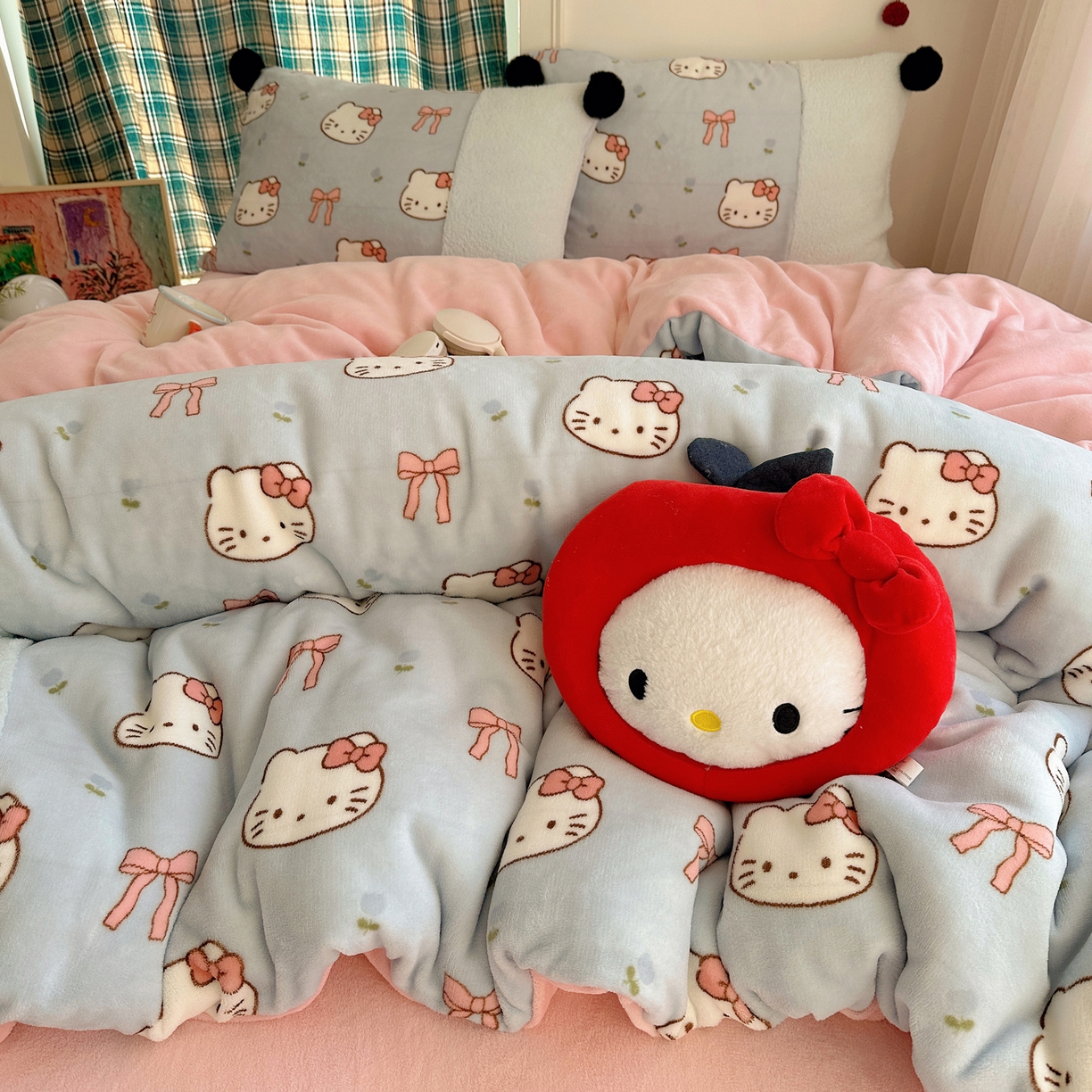 91家纺网 家纺一手货源 找家纺 顾里家纺 2025新款甜风毛球羊羔拼接牛奶绒蝴蝶结花猫系列四件套 花猫蓝