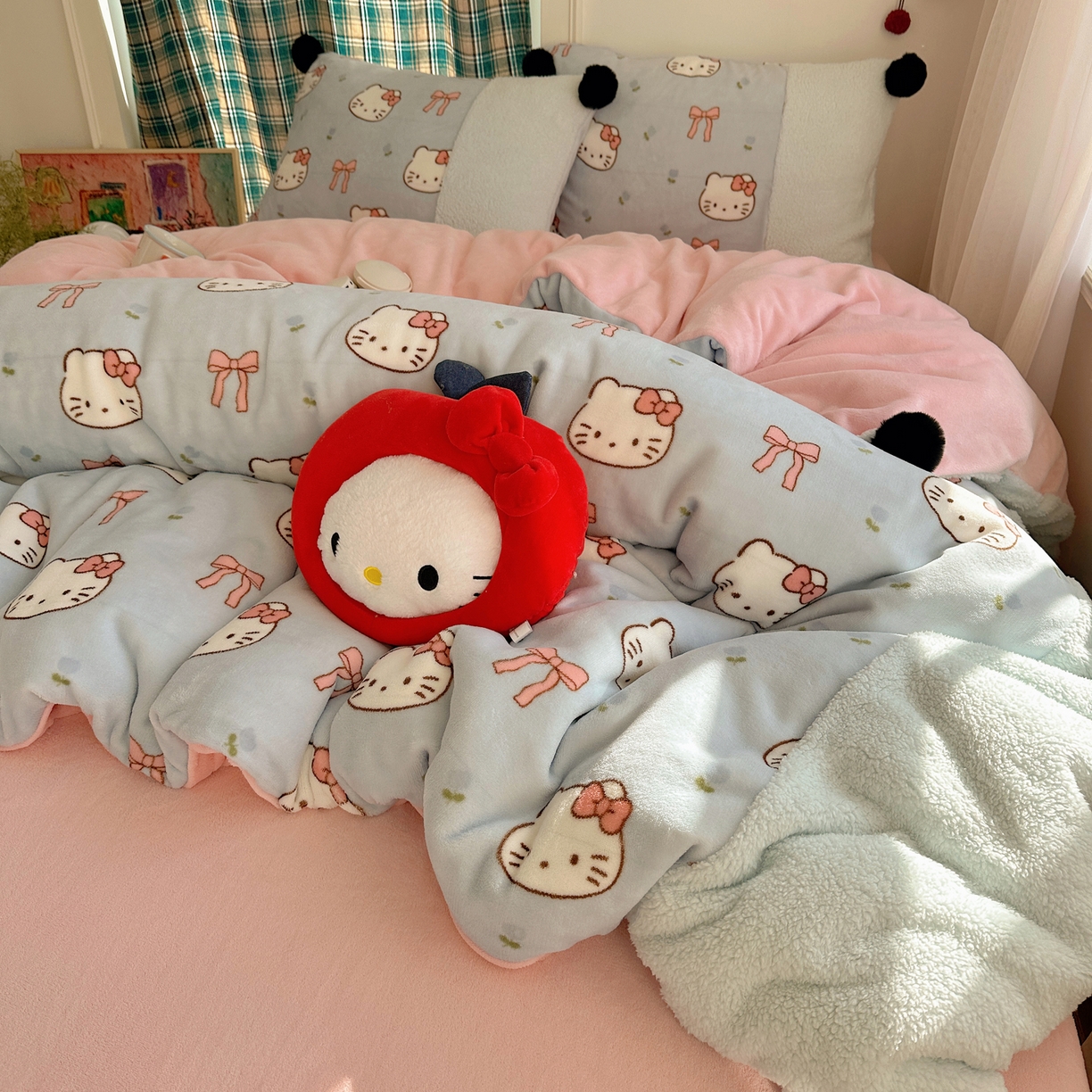 91家纺网 家纺一手货源 找家纺 顾里家纺 2025新款甜风毛球羊羔拼接牛奶绒蝴蝶结花猫系列四件套 花猫蓝