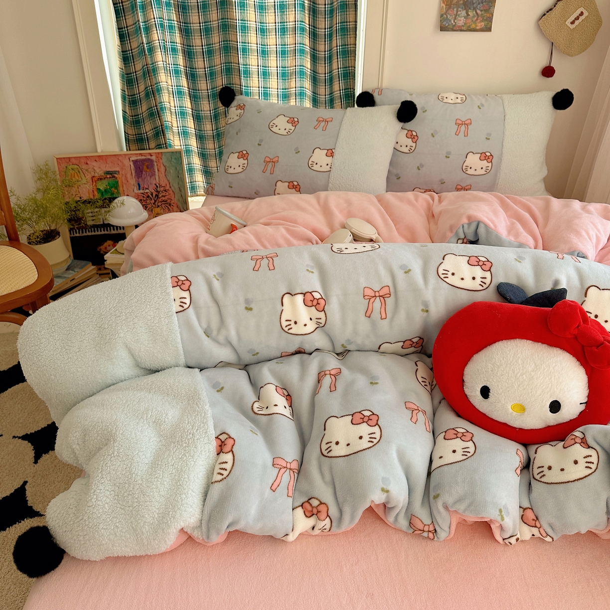 91家纺网 家纺一手货源 找家纺 顾里家纺 2025新款甜风毛球羊羔拼接牛奶绒蝴蝶结花猫系列四件套 花猫蓝