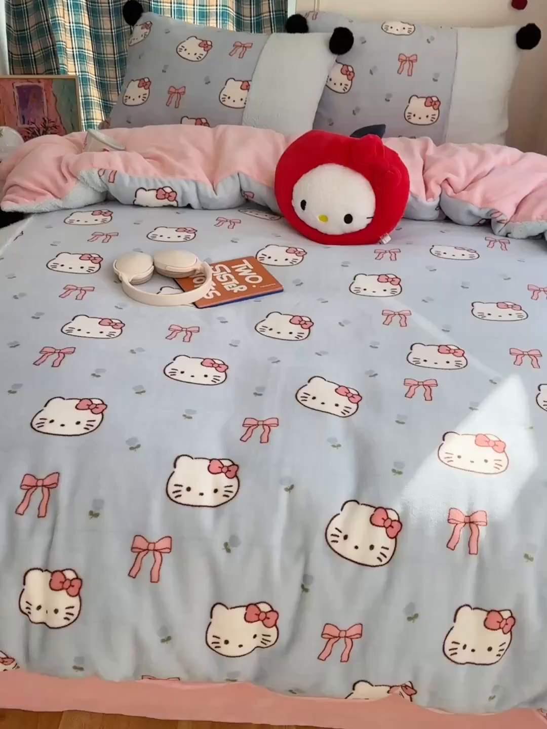 91家纺网 家纺一手货源 找家纺 顾里家纺 2025新款甜风毛球羊羔拼接牛奶绒蝴蝶结花猫系列四件套 花猫蓝