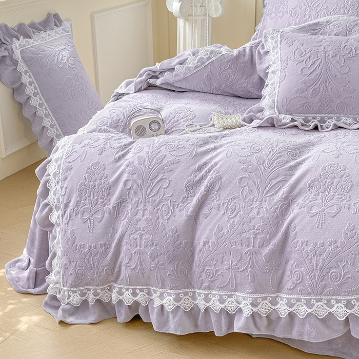 91家纺网 家纺一手货源 找家纺 （总）小主驾到 2025新款高克重雕花牛奶绒花边款床单床盖款四件套