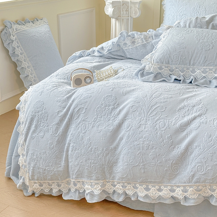 91家纺网 家纺一手货源 找家纺 （总）小主驾到 2025新款高克重雕花牛奶绒花边款床单床盖款四件套