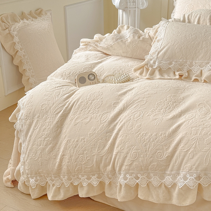 91家纺网 家纺一手货源 找家纺 （总）小主驾到 2025新款高克重雕花牛奶绒花边款床单床盖款四件套