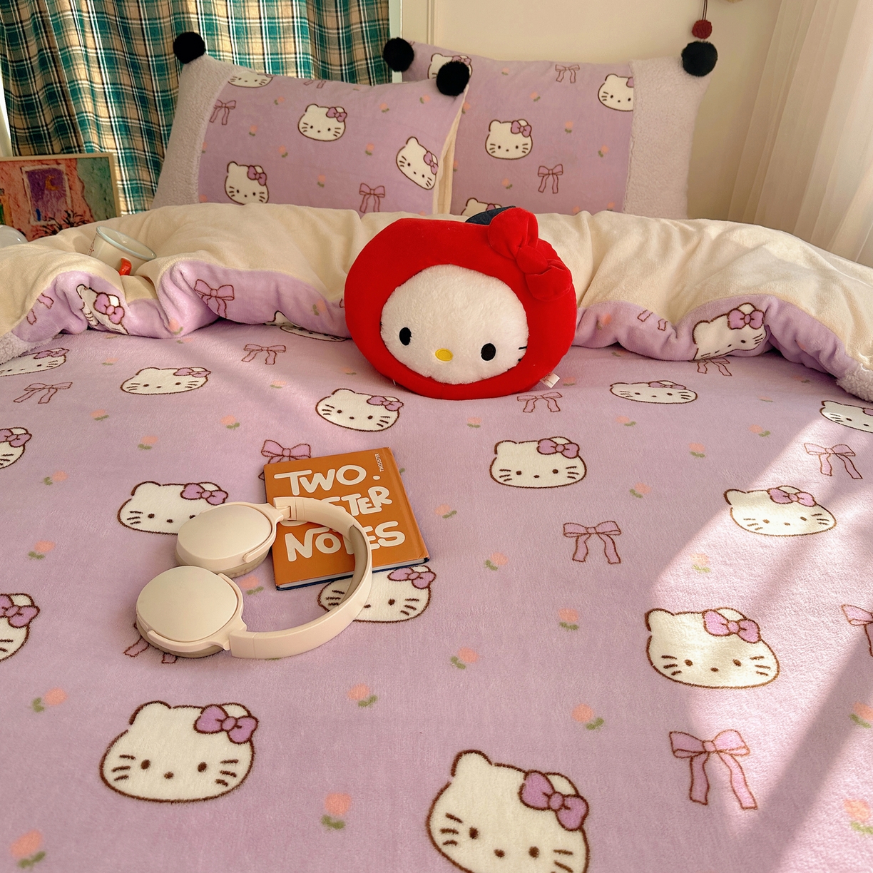 91家纺网 家纺一手货源 找家纺 顾里家纺 2025新款甜风毛球羊羔拼接牛奶绒蝴蝶结花猫系列四件套 花猫紫