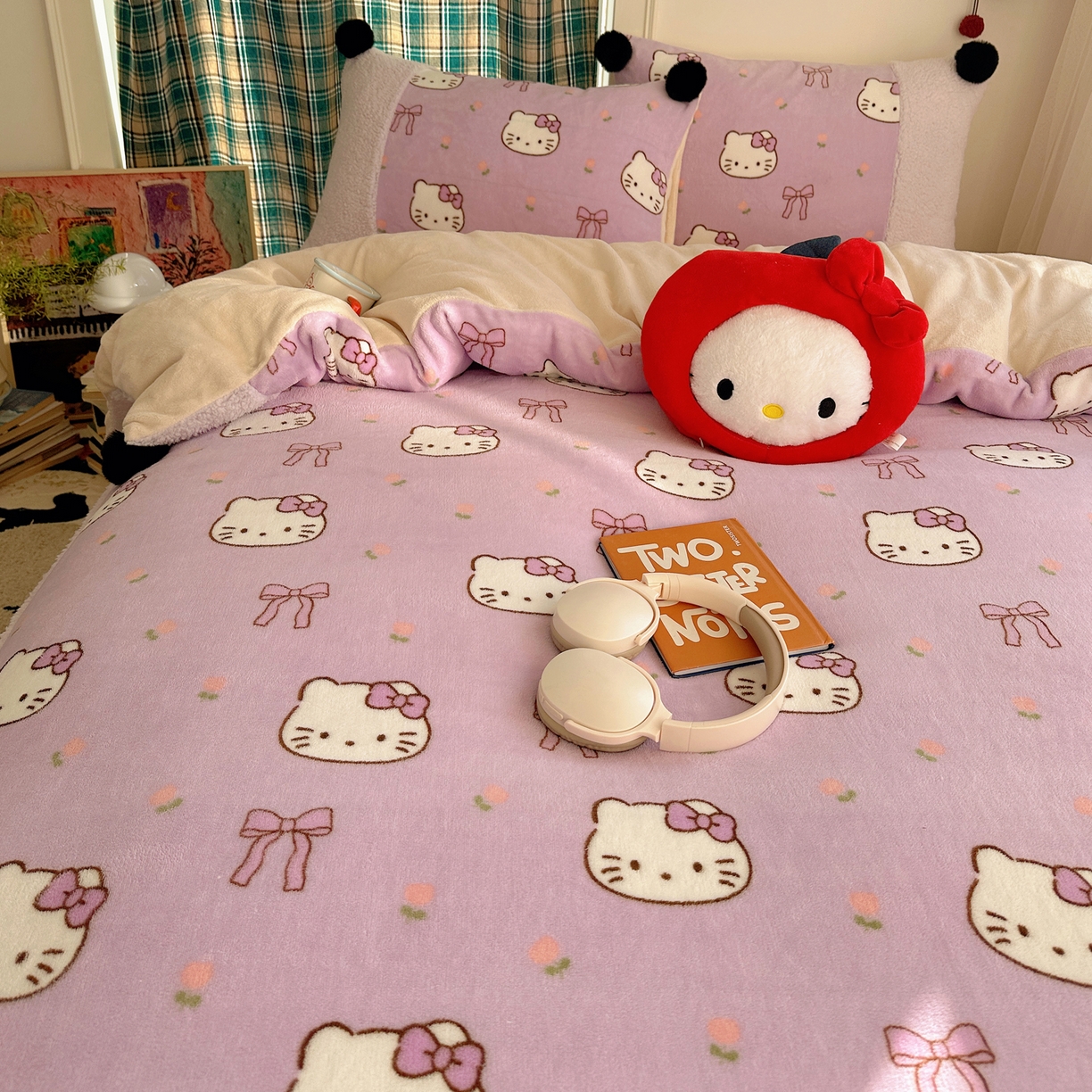 91家纺网 家纺一手货源 找家纺 顾里家纺 2025新款甜风毛球羊羔拼接牛奶绒蝴蝶结花猫系列四件套 花猫紫