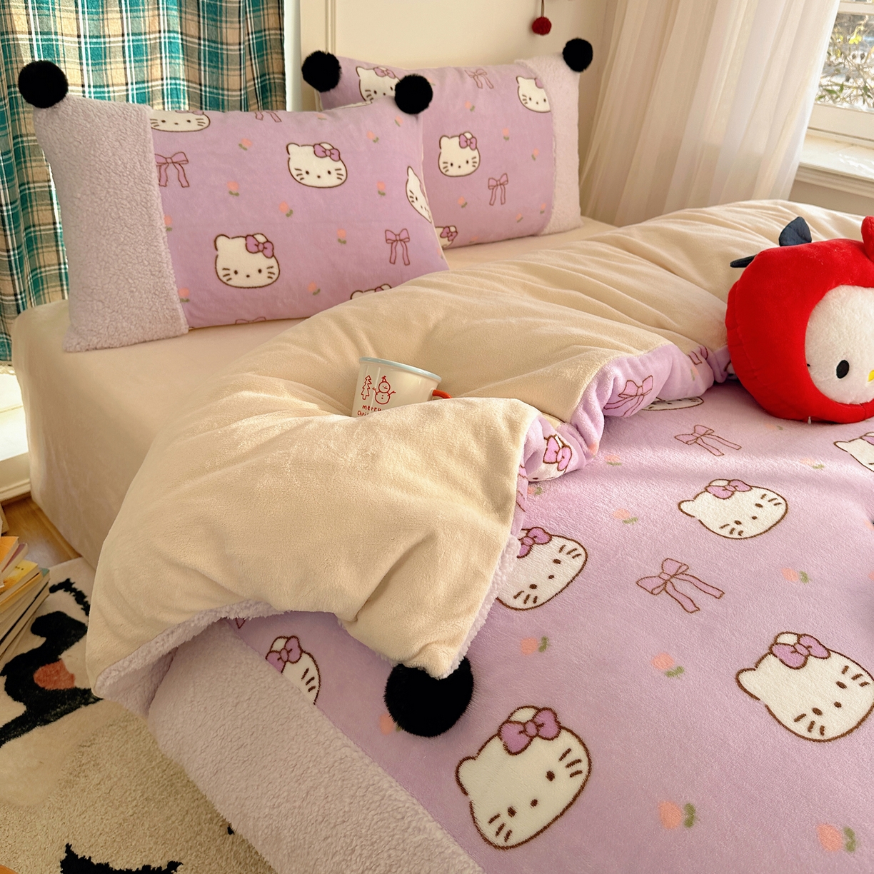 91家纺网 家纺一手货源 找家纺 顾里家纺 2025新款甜风毛球羊羔拼接牛奶绒蝴蝶结花猫系列四件套 花猫紫