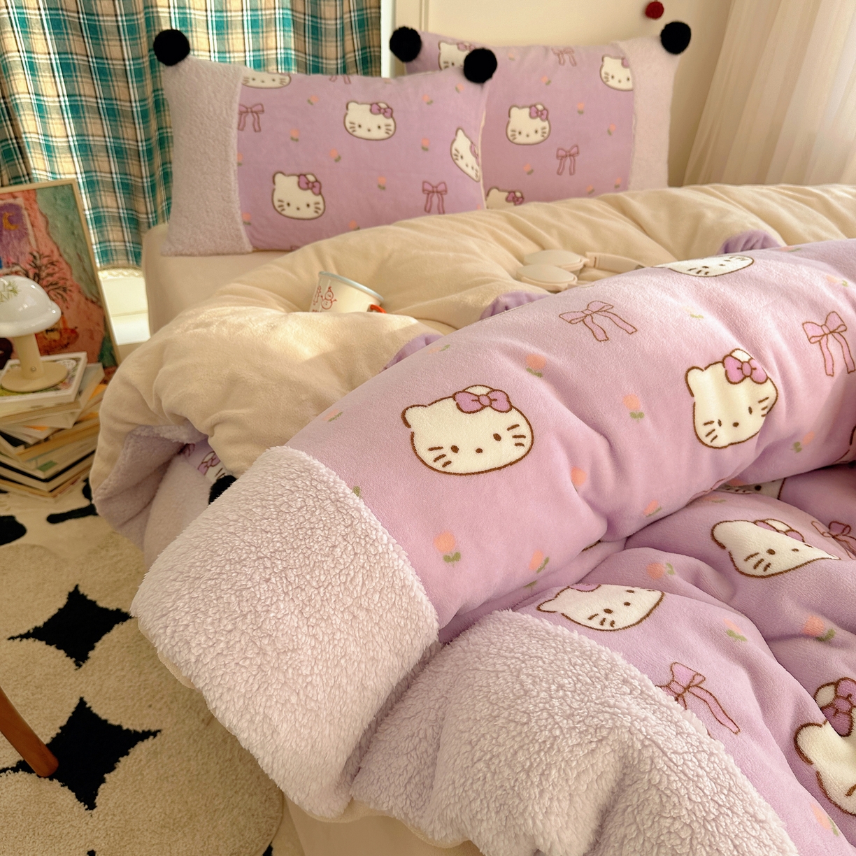 91家纺网 家纺一手货源 找家纺 顾里家纺 2025新款甜风毛球羊羔拼接牛奶绒蝴蝶结花猫系列四件套 花猫紫