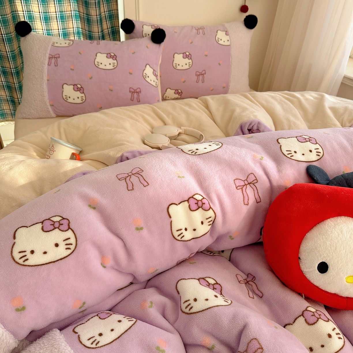 91家纺网 家纺一手货源 找家纺 顾里家纺 2025新款甜风毛球羊羔拼接牛奶绒蝴蝶结花猫系列四件套 花猫紫